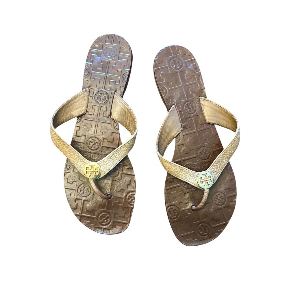 Tory Burch Gold Leather Medallion Logo Thong Sandals Flip Flops Sz 8.5 - Picture 2 of 10